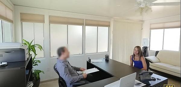  LOAN4K. Mann benutzt junges Studentenmädchen als Hure in seinem großen Büro